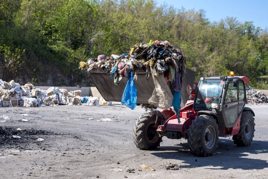 wheel-loader-transporting-municipal-waste-waste-treatment-plant-1024x684.jpg
